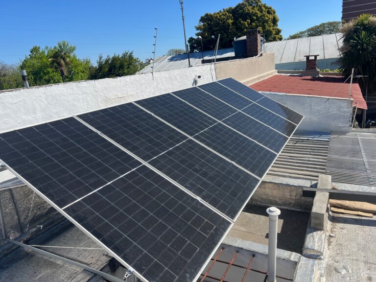 Paneles solares en una azotea de Montevideo